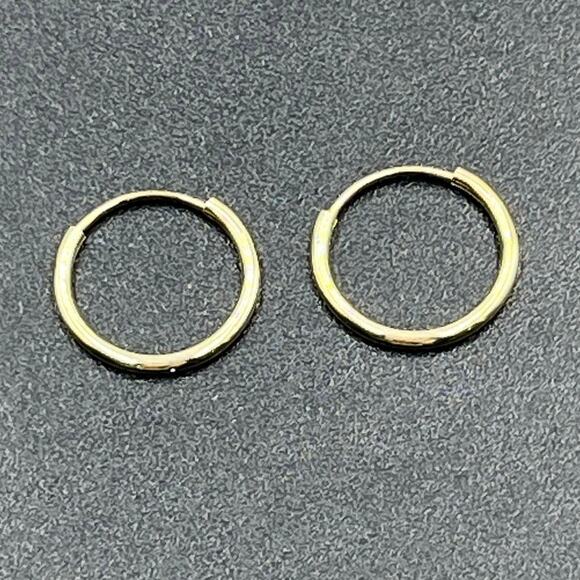 Classic 14k Yellow Gold Small Everyday Huggie Hoop Earrings .30 grams - Picture 1 of 7